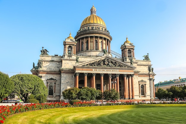 San pietroburgo russia vista della cattedrale di sant'isacco in una giornata di sole