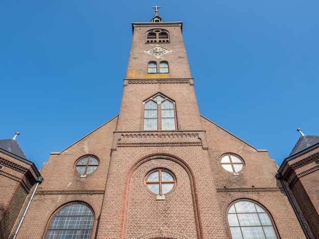 Здание католической церкви Святого Винсента является достопримечательностью Волендама, небольшого рыбацкого городка, Нидерланды