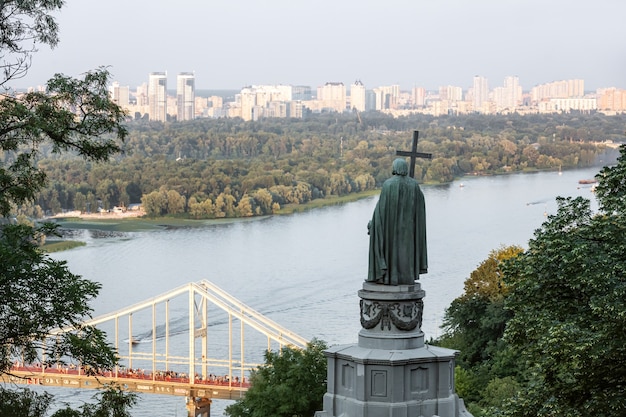 Памятник святому Владимиру на киевских холмах