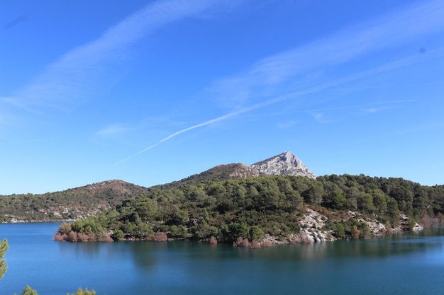 Sainte victoire depuis le barrage de bimont