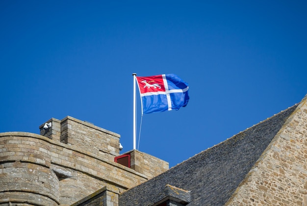 Bandiera della città di saintmalo sul municipio bretagna francia