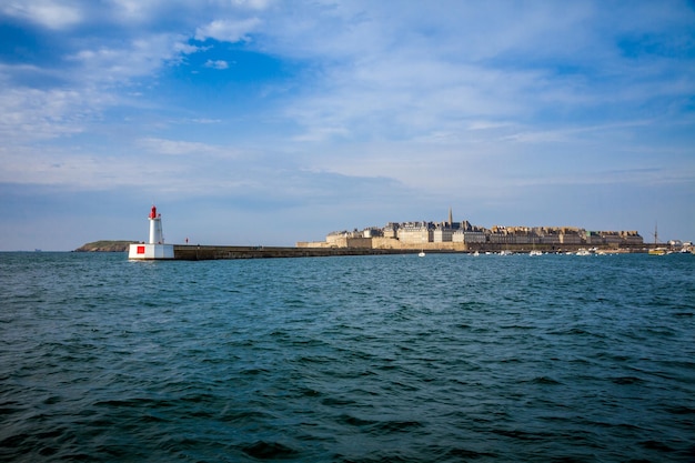 フランスのブルターニュ海からのSaintMaloシティビュー