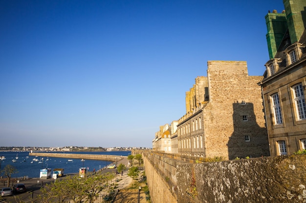 Vista del faro e del molo di saintmalo dalle fortificazioni della città bretagna francia