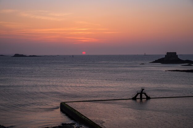 SaintMalo natuurlijk zwembad bij zonsondergang bretagne Frankrijk