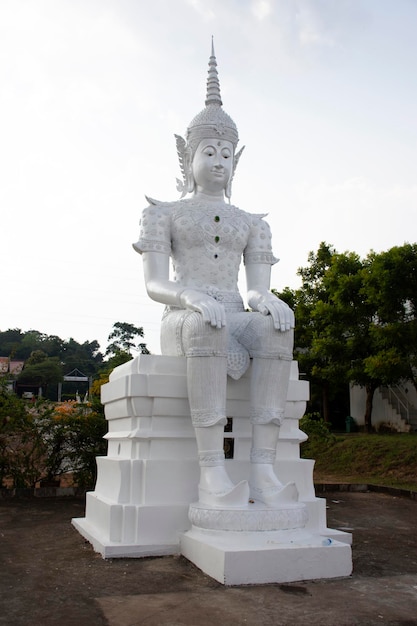 サコンナコーンタイ10月2日タイの旅行者のためのワットプラブッダバットナムティップ神殿の仏像は、サコンナコーンタイで2019年10月2日にプーファンで祈って訪問します