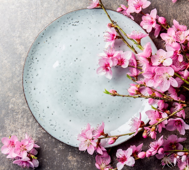 Sakura vertakt zich rond grijze plaat