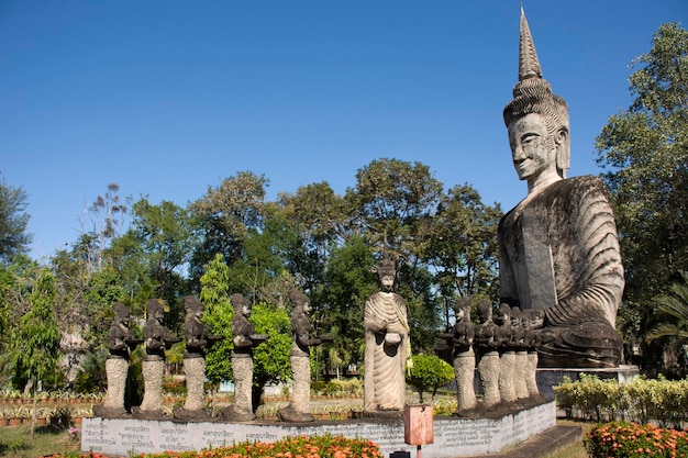 Sala kaew ku of sala keoku fantastisch betonnen sculpturenpark eigenzinnig of gewoon bizar geïnspireerd door het boeddhisme voor thaise mensen bezoeken reizen en respecteren bidden in de stad nongkhai in nong khai, thailand