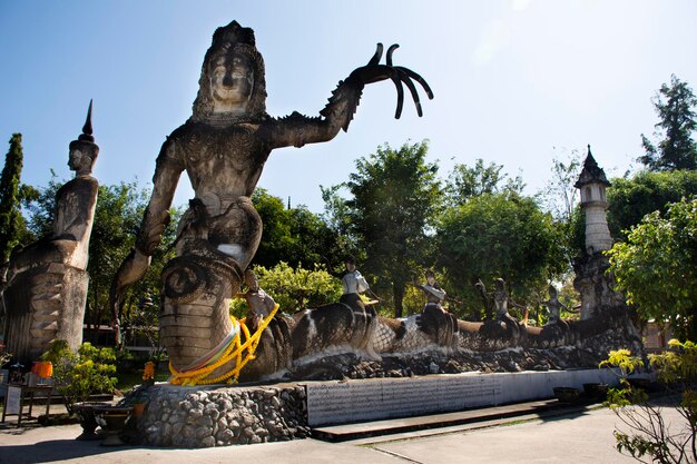 Photo sala kaew ku or sala keoku fantastic concrete sculpture park quirky or just plain bizarre inspired by buddhism for thai people visit travel and respect praying at nongkhai city in nong khai thailand