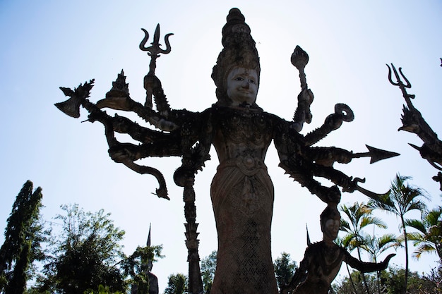 Photo sala kaew ku or sala keoku fantastic concrete sculpture park quirky or just plain bizarre inspired by buddhism for thai people visit travel and respect praying at nongkhai city in nong khai thailand