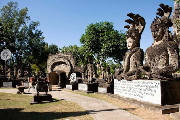 サラケオクまたはサラケオク幻想的なコンクリート彫刻公園風変わりな、またはタイの人々のための仏教に触発された単なる奇妙な旅行を訪れ、タイのノンカイのノンカイ市で祈りを尊重します