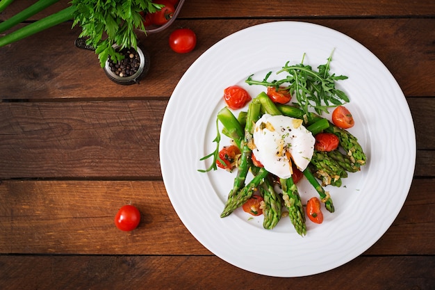 Salad of asparagus, tomatoes and poached egg