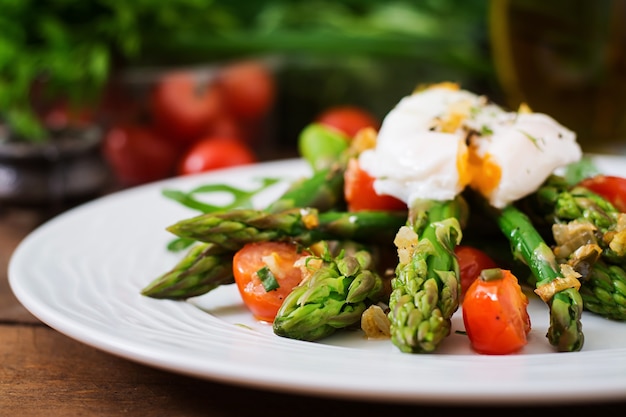 Salad of asparagus, tomatoes and poached egg