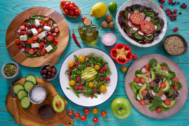 Assortimento di insalate e ingredienti vegani sani