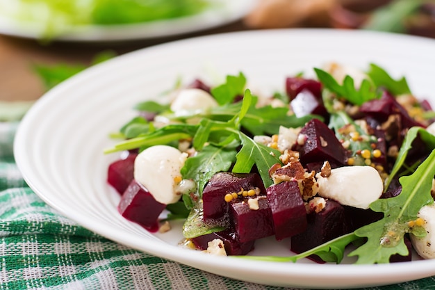 Insalata di barbabietole al forno, rucola, formaggio e noci