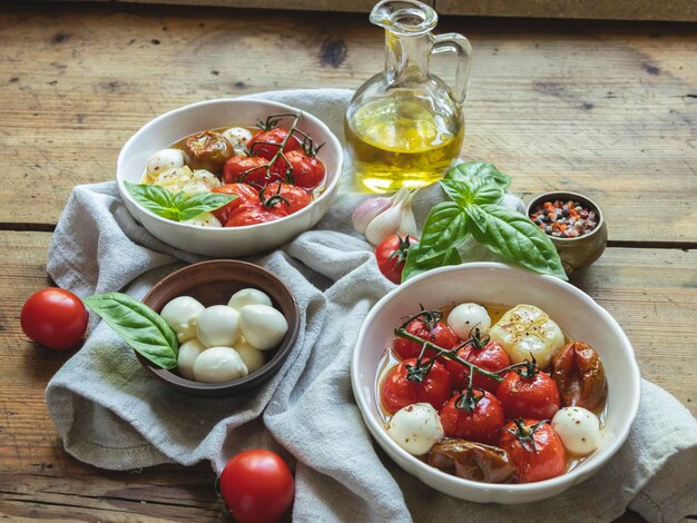 Photo salad baked tomato basil garlic with mozzarella cheese ceramic dishes cooking cooked dish