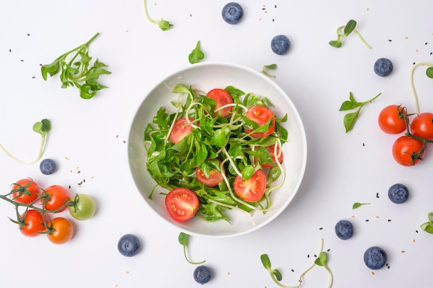 Insalata sulla ciotola freschezza sana verdura e frutta su sfondo bianco concetto di alimentazione sana