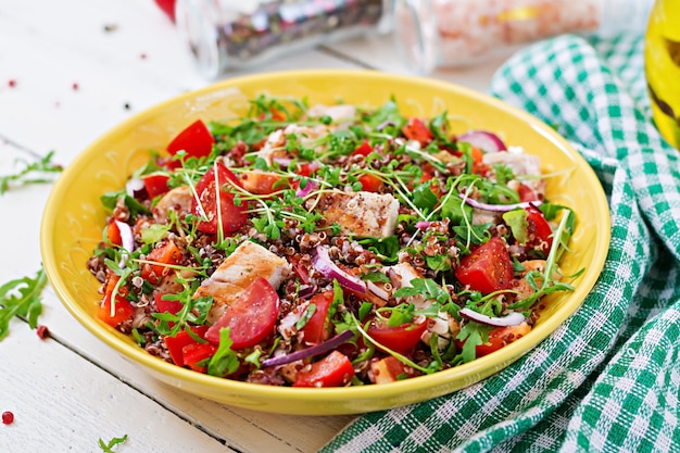 Pranzo con insalata e pollo alla griglia e quinoa, pomodoro, peperoni, cipolle rosse