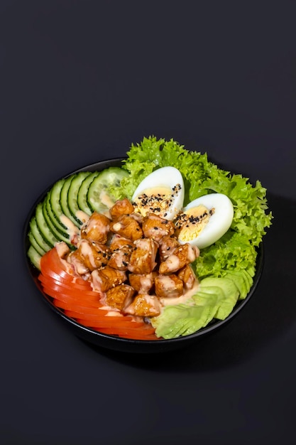 Photo salad bowl with chicken breast rice tomatoes cucumbers and avocado boiled egg