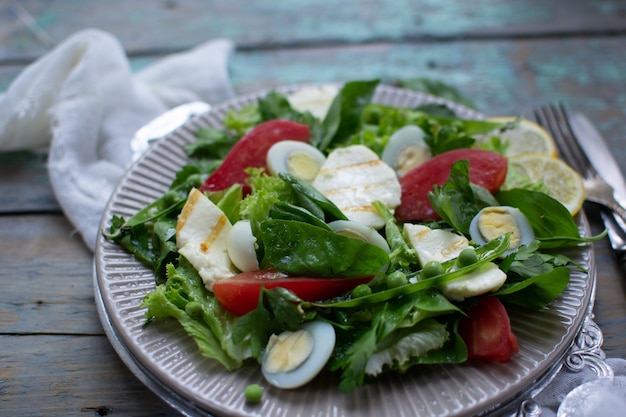 Foto piatto caesar di insalata con vista dall'alto di insalata di insalata fresca