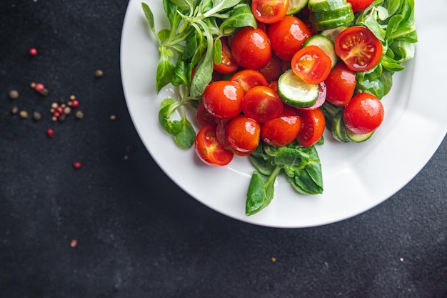 Insalata pomodorini piatto fresco pasto sano cibo spuntino dieta sul tavolo copia spazio cibo