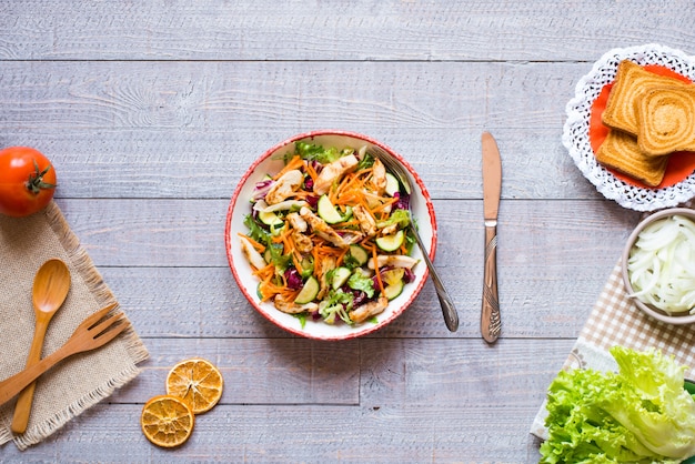 Insalata di petto di pollo con zucchine e pomodorini