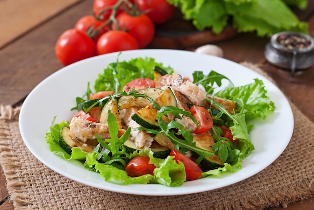 Insalata di petto di pollo con zucchine e pomodorini