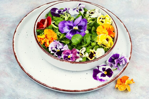 Photo salad of edible flowers vegetarian food