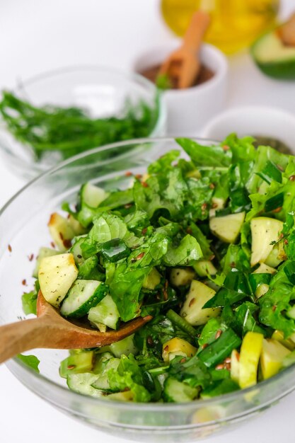 Insalata di verdure verdi fresche e erbe che cucinano dieta sana o cibo vegetariano passo dopo passo