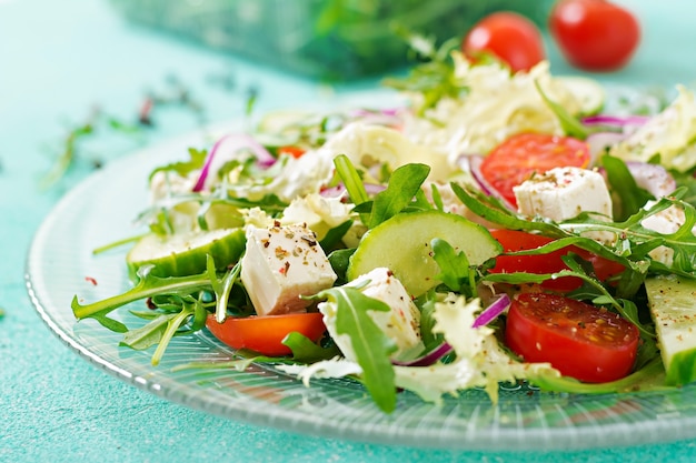 Foto insalata di verdure fresche - pomodoro, cetriolo e formaggio feta in stile greco