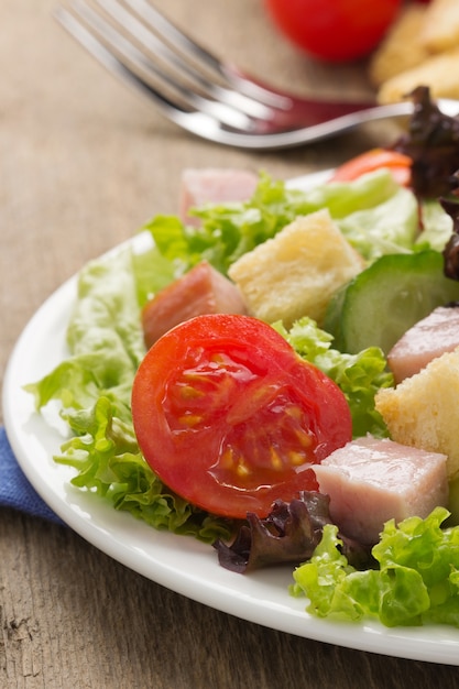 Foto insalata e verdure fresche su fondo di legno