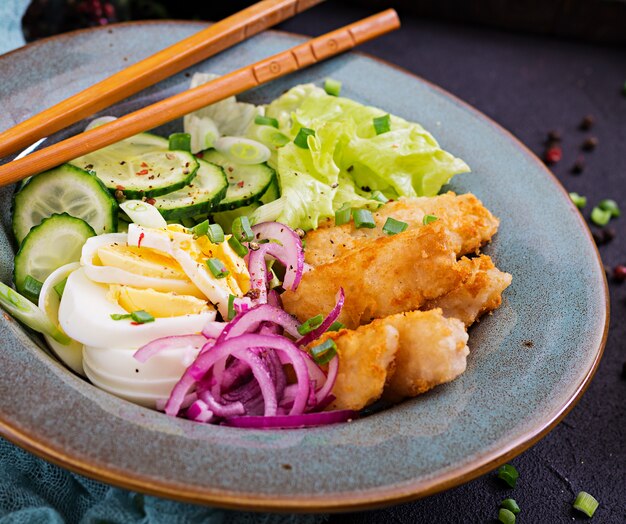 Insalata di uova, pesce fritto e verdure fresche. cucina asiatica.