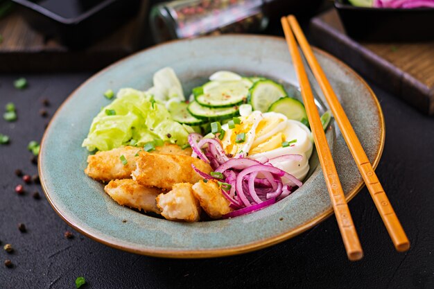 卵からのサラダ、揚げた魚、新鮮な野菜。アジア料理。