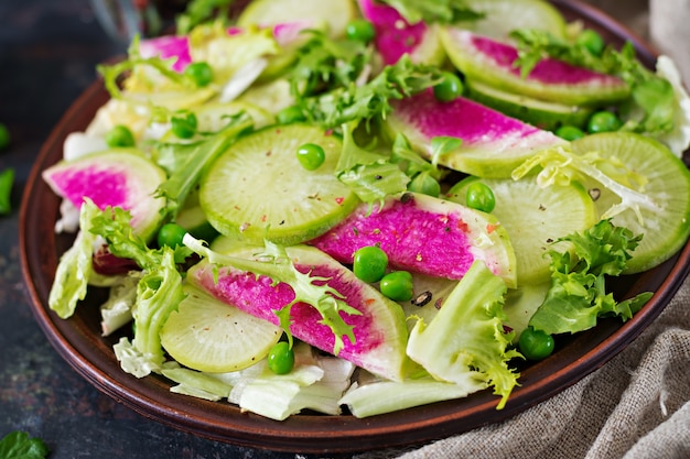 Insalata di foglie di ravanello, cetriolo e lattuga. cibo vegano. menu dietetico.