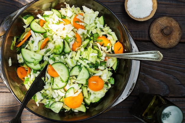 木製のテーブルでスライスした生野菜のサラダ