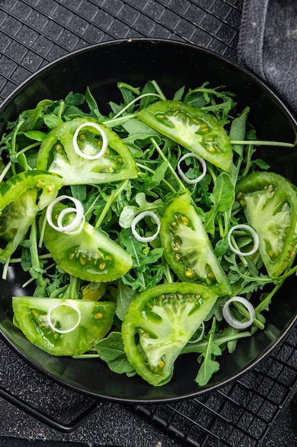 サラダ、グリーントマト、野菜の食事、食べ物、テーブルの上のスナック、コピースペース、食品の背景、素朴なトップ