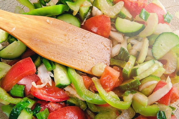 Салат из сочных свежих овощей крупным планом Полезная закуска