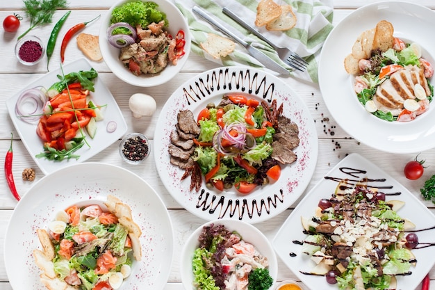 Concetto di celebrazione del partito di banchetto del menu del ristorante di buffet caldo dell'insalata di carne