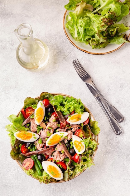 Insalata nicoise con tonno uova fagiolini pomodori olive lattuga e acciughe