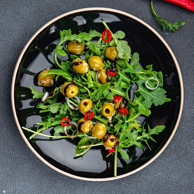 샐러드 올리브 핫 칠리 페퍼스 녹색 혼합 양상추 arugula 건강한 식사 음식 테이블에 간식