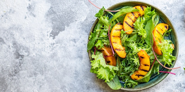 Insalata di pesche foglie di lattuga grigliate mescolare pesche noci