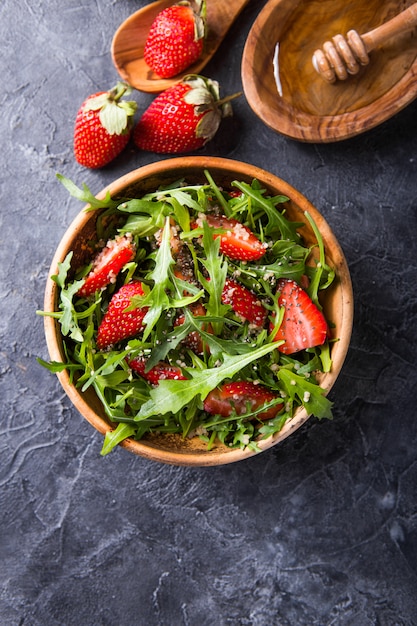 Quinoa di insalata con semi di fragola, miele e chia.