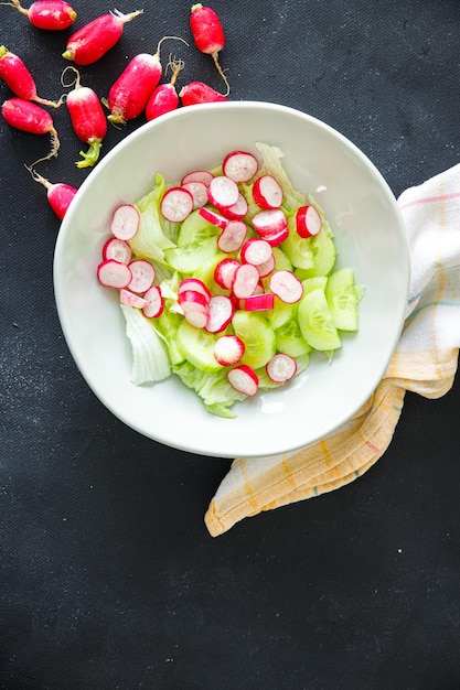 サラダ大根野菜きゅうりレタスの葉新鮮な健康的な食事食品スナックテーブルに