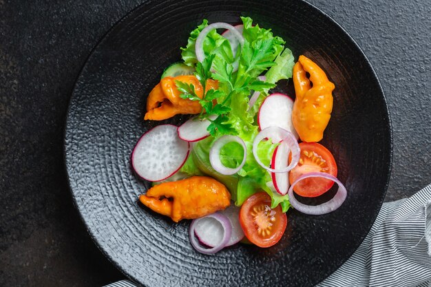 Insalata di frutti di mare verdure e chele di granchio, bastoncini di granchio surimi pomodoro, cetriolo, lattuga