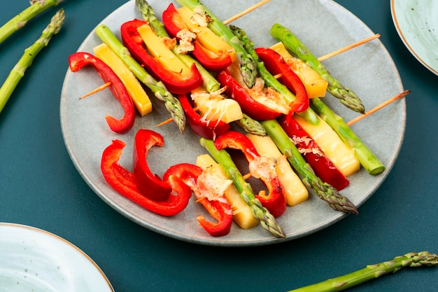 Insalata di barbabietole stufate e carote con semi di zucca concetto vegetariano di cibo sano