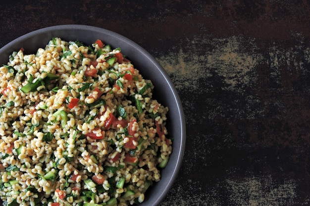 샐러드 tabbouleh. Bulgur와 야채 건강 샐러드입니다. 레바논 레시피. 중동 요리.