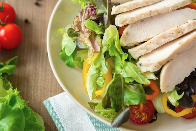 Insalata con petto di pollo senza pelle