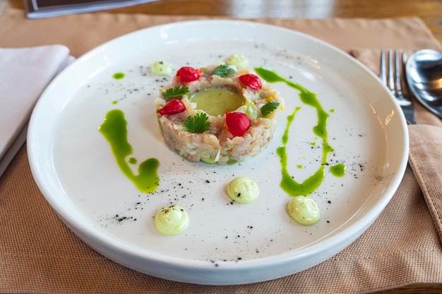 Foto l'insalata di vari ingredienti è ben organizzata a forma di anello su un piatto bianco
