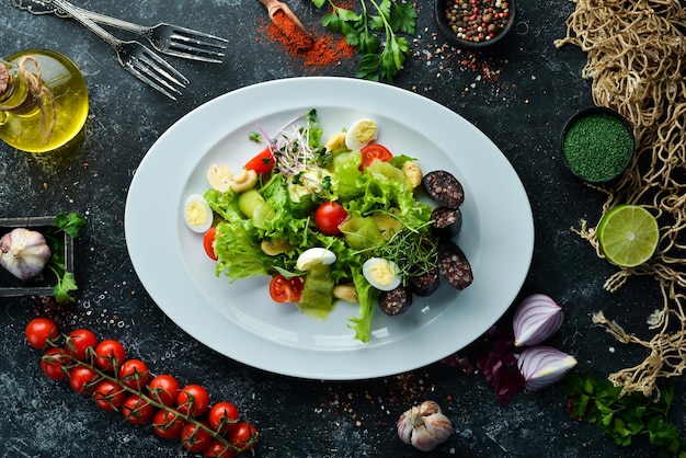 Insalata di verdure, sanguinaccio e funghi su un piatto. vista dall'alto. spazio libero per il tuo testo. stile rustico.