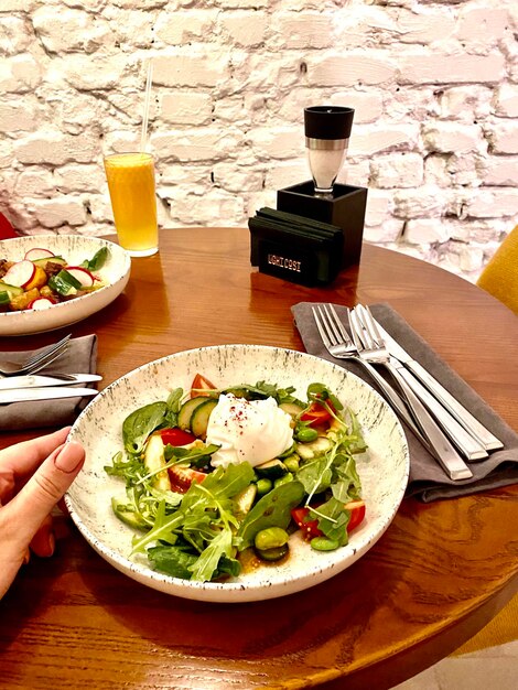 Foto insalata di verdure e formaggio alle erbe