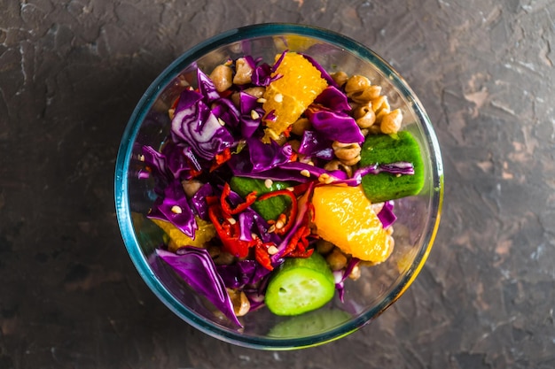 Салат из овощей и фруктов в стеклянной посуде